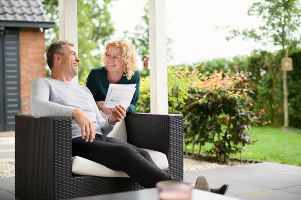 lachende vrouw en man met brief in hand
