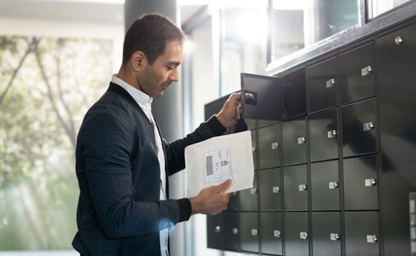 Zakenman haalt post uit z'n postbus