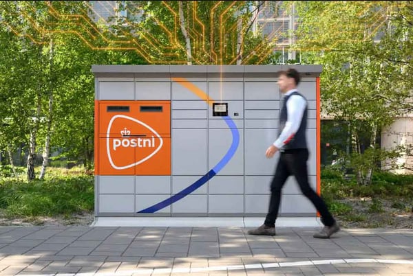 Pakketautomaat van PostNL met digitale datalijnen terwijl een voorbijganger langsloopt.