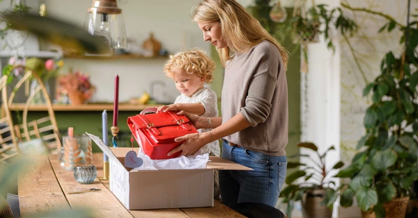 Vrouw pakket versturen